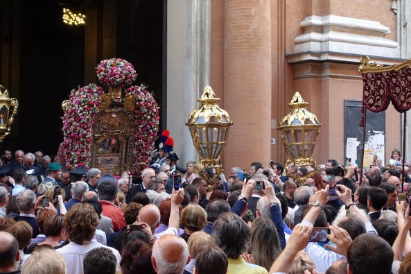 Bologna madonna San Luca procession via indipendenza